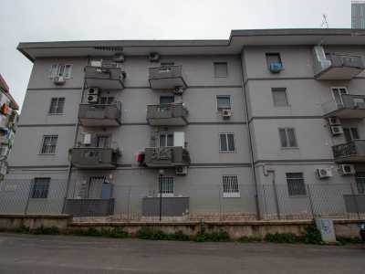 ...e ben pi� austeri immobili grigi